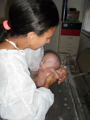 A menina teve hidrocefalia e hoje vive sem sequelas (Foto: Roberta Costa/Arquivo Pessoal)