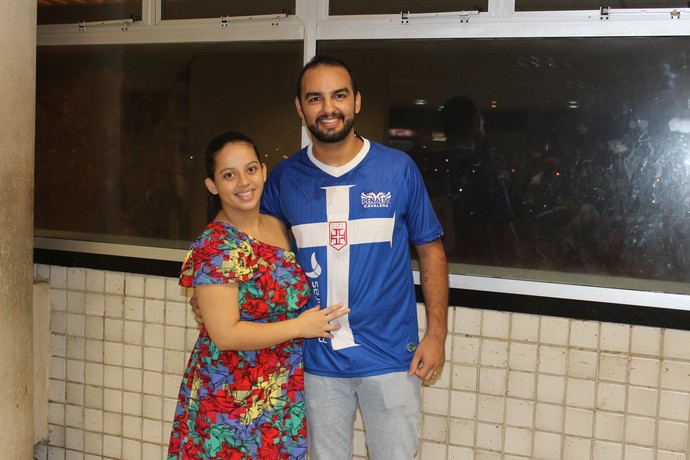 Gustavo com a mulher, Ligielle Fernanda: "Meu filho foi o 'chama' para o Vasco vir para Teresina". (Foto: Wenner Tito)