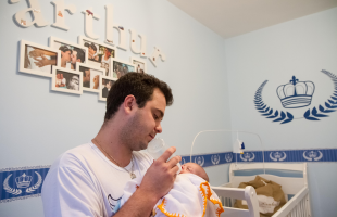 Quarto do bebê tem decoração de coroas e mural de fotos dos pais; Arthur está dormindo no quarto de Felipe por enquanto. (Foto: Tribuna Impressa)