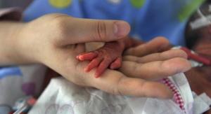 Pais pedem que reanimação de bebê prematuro seja interrompida. (Foto: Shi Tou/Reuters)