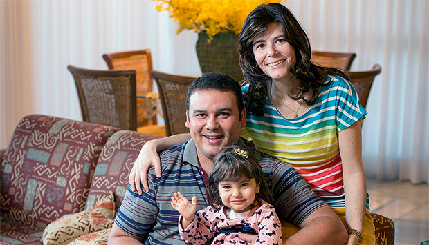 Carol desafiou as estatísticas e é exemplo de força de vontade para a família. (Foto: Nereu Jr./Odin)