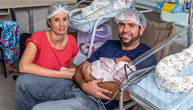 "Estou acostumada a cuidar dos outros, mas, quando vi a minha filha tão frágil, me senti a pessoa mais impotente do mundo", diz a mãe. (Foto: Nereu Jr./Odin)