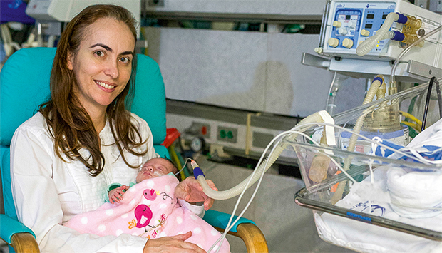 Mara teve gêmeos e agora se divide para atender às necessidades dos dois, a filha no hospital e o menino em casa. (Foto: Nereu Jr./Odin)