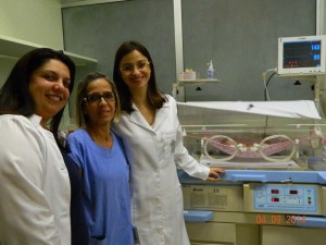 Enfermeira Aline Marzola, Dra. Daniele Garbelini e a funcionária Maria Aparecida Boscateli, quem confeccionou as redes. (Foto: Izabel Dias/Especial para Terra)