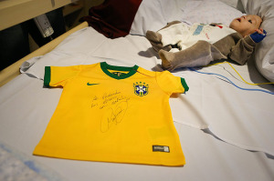 Camisa da seleção brasileira com autógrafo de Neymar, que foi doada à família do menino Pedrinho. (Foto: Reprodução)