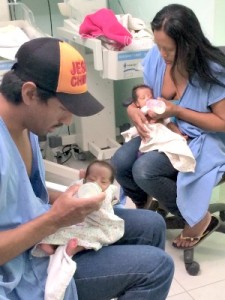 Pais de quadrigêmeas ajudam a cuidar das bebês. (Foto: Cláudia Gaigher/TV Morena)