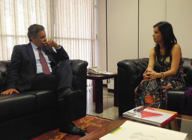 O senador Aécio Neves conversou sobre prematuridade com a nossa diretora, Denise Suguitani. (Foto: Arquivo Pessoal)