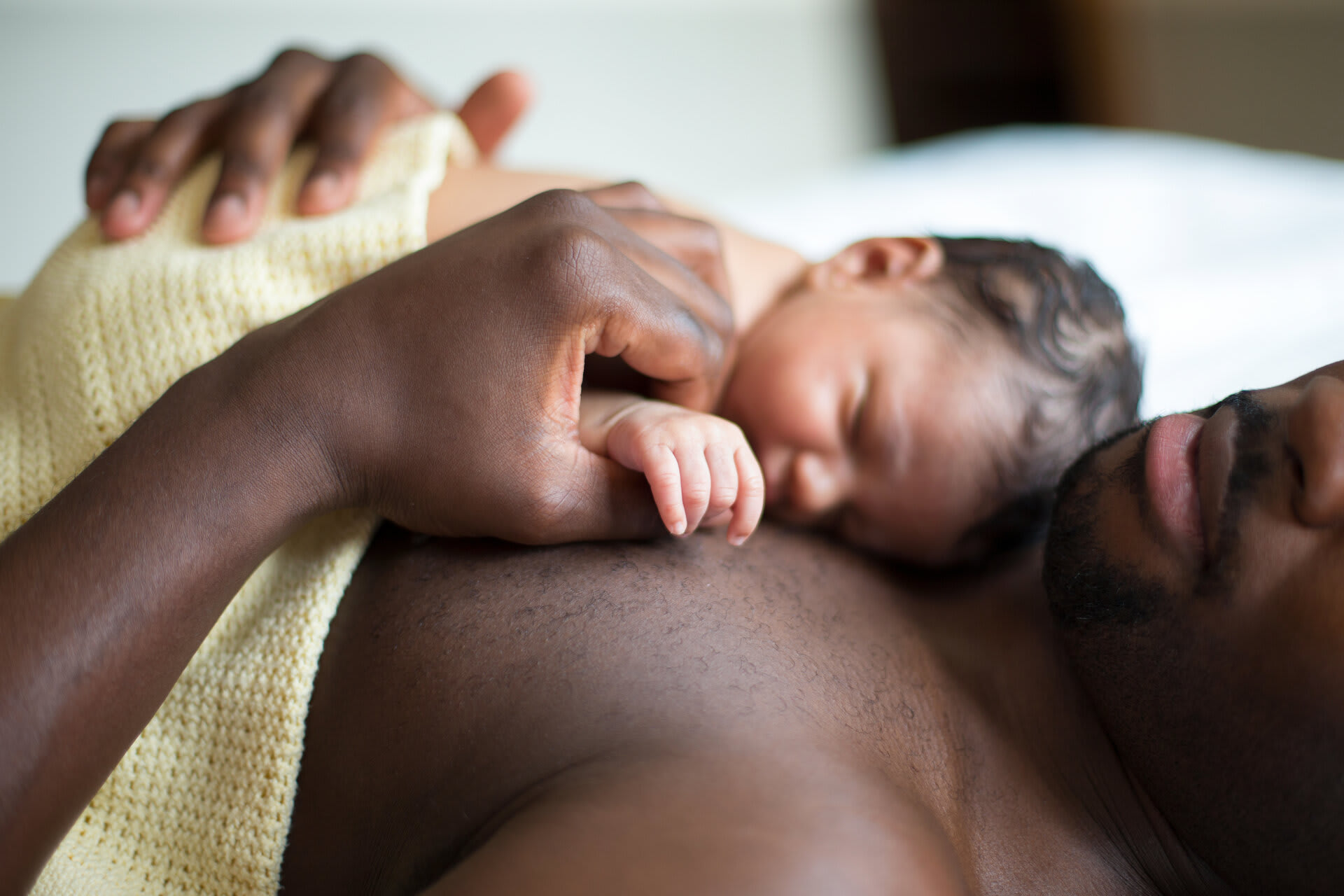 Colinho cura ! 👼🏿👼🏾👼🏾Bebês nascidos prematuramente ganham peso mais  rápido quando ficam assim , coladinhos nas mamães , o chamado método  canguru. .