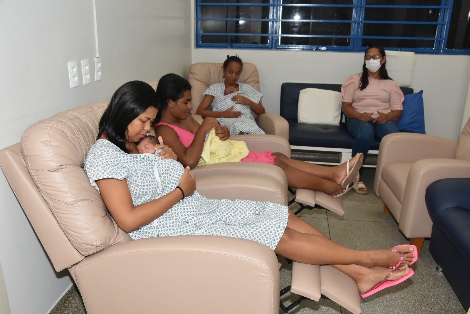 Mães e seus bebês no Hospital Maternidade Dona Regina, no Tocantins